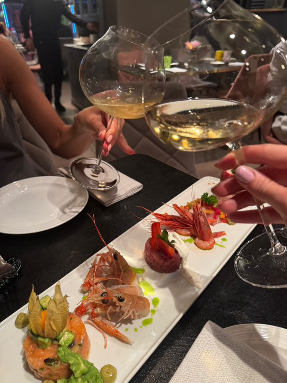 Gamberi crudi freschi accompagnati da vino bianco - cucina veneziana contemporanea