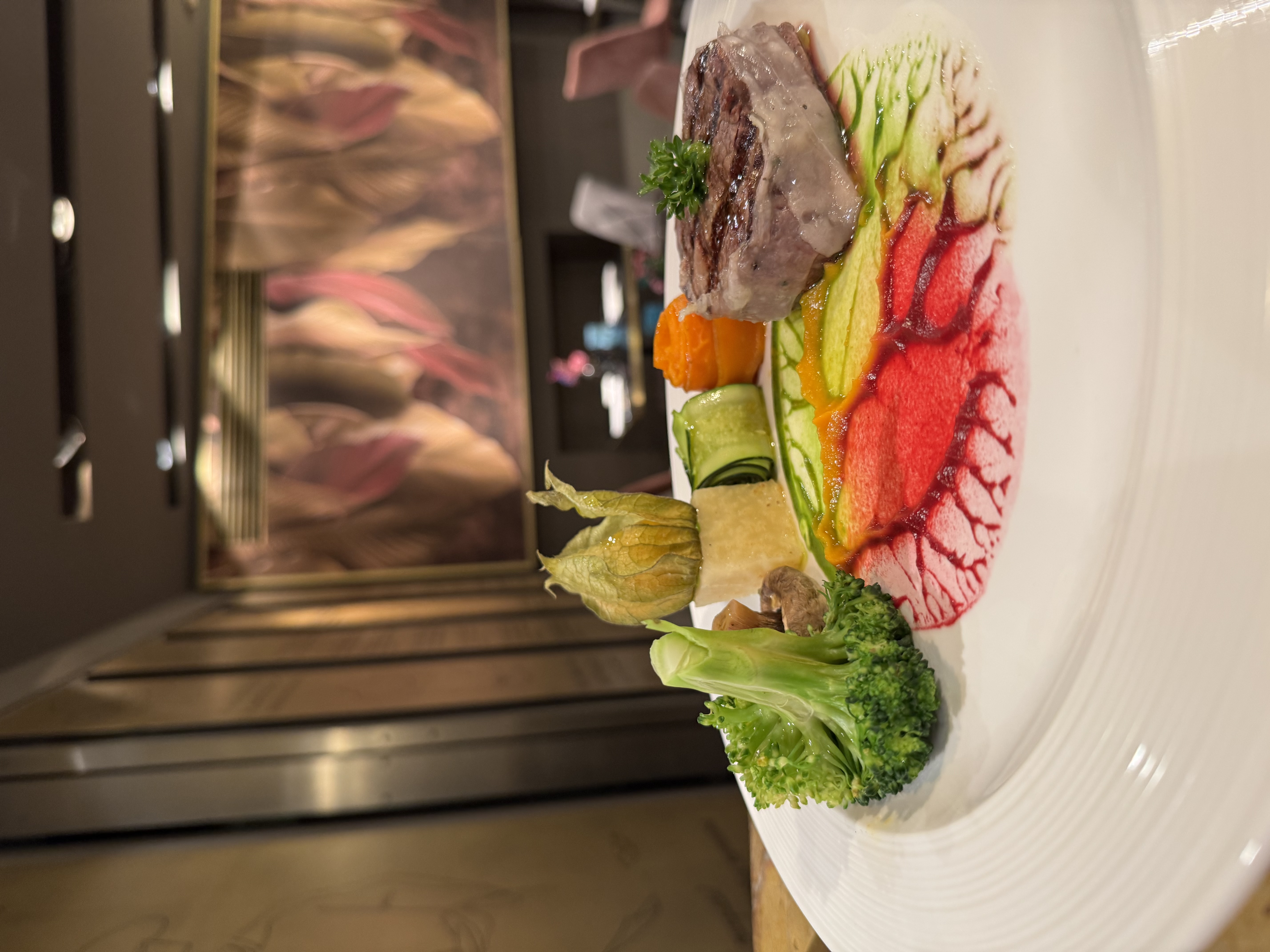 Carne di alta qualità con verdure disposte artisticamente - ristorante Dorsoduro